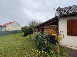a house with a shed in a yard at Le Petit Puits de l Ange in Bonny-sur-Loire