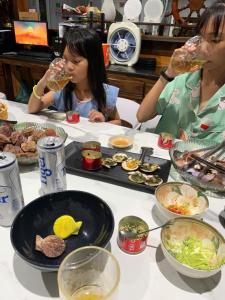 a group of people sitting at a table eating food at Villa - Homestay Giác in Cu Lao Thu +123 photos