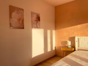 a bedroom with a bed and a table with a lamp at Schönes Apartment Traumblick mit Balkon Bad Ems in Bad Ems