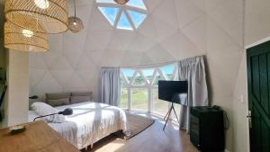 a bedroom with a bed and a large window at Sierra Pacífica in Minas
