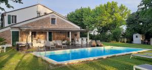 a house with a swimming pool in the yard at B&B Abracadabra in Ravenna