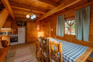 a kitchen and dining room with a table in a cabin at Hotel Ranč u Edyho in Námestovo