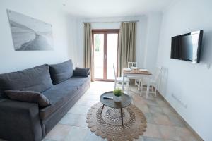 a living room with a couch and a table at Apartamentos Gravina in Tarifa