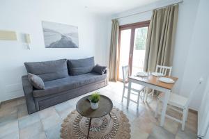 a living room with a couch and a table at Apartamentos Gravina in Tarifa