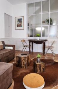 a living room with a couch and a table at Logement atypique en souplex in Sélestat