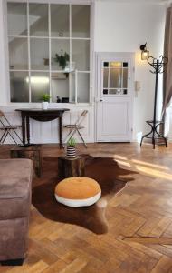 a living room with a couch and a table at Logement atypique en souplex in Sélestat