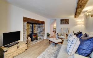 a living room with a couch and a tv and a fireplace at 2 Bed in Appledore oc-whimbc in Appledore