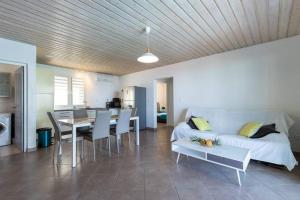 a living room with a bed and a table and chairs at L' Amandava in Petite Île