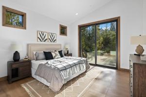 a bedroom with a bed and a large window at Onyx in Cle Elum