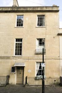 ein Backsteingebäude mit Fenstern und einer Tür in der Unterkunft No 4 Ainslie's Belvedere B&B in Bath