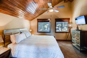 a bedroom with a bed and a ceiling fan at Crestview Lodge in Ronald +37 photos