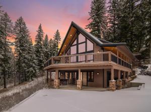 a house in the woods with snow on the ground at Crestview Lodge in Ronald