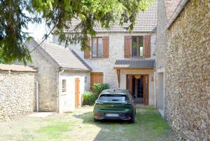 a green car parked in front of a house at Docatange in Boisgasson