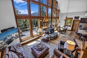 an open living room with a view of the mountains at Grand Alpine Lodge in Ronald