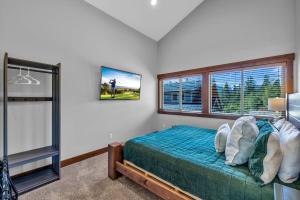 a bedroom with a bed and a window at Grand Alpine Lodge in Ronald