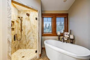 a bathroom with a large tub and a shower at Grand Alpine Lodge in Ronald +57 photos