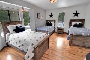 two beds in a room with stars on the walls at Driftwood in Ronald
