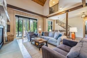 a living room with couches and a tv at Majestic Pines in Ronald