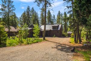 a road leading to a cabin in the woods at Majestic Pines in Ronald