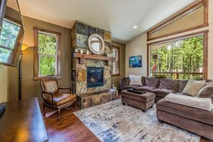 a living room with a couch and a fireplace at Lake Cabins Lodge in Ronald