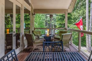 a screened porch with chairs and a table at Lake Cabins Lodge in Ronald