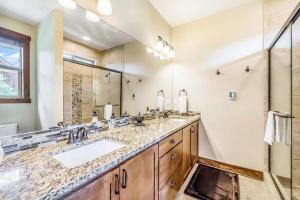 a bathroom with two sinks and a shower at Lake Cabins Lodge in Ronald +50 photos