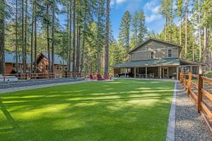 a large yard with a house in the forest at Lake Cabins Lodge in Ronald