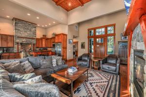 a living room with a couch and a table at Monabel Manor in Cle Elum