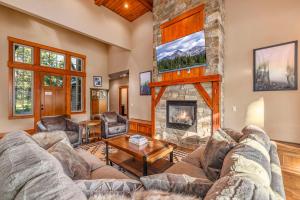 a living room with a couch and a fireplace at Monabel Manor in Cle Elum