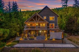 a home in the woods at sunset at Coal Chute Lodge in Ronald