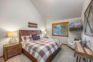 a bedroom with a bed and a chair and a window at Coal Chute Lodge in Ronald +47 photos