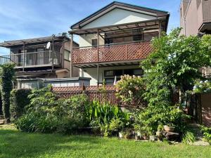 a house with a garden in front of it at 艶子の家 in Narashino