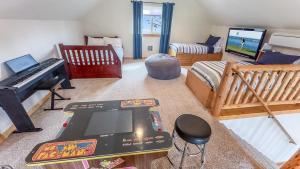 a living room with a piano and a television at Vista Ridge in Ronald