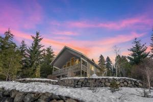 a house on a hill with a stone wall at Vista Ridge in Ronald