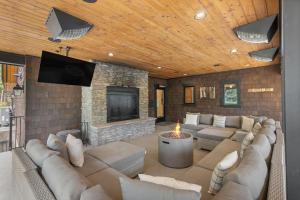 a living room with a couch and a fireplace at Grand Manifest Lodge in Ronald