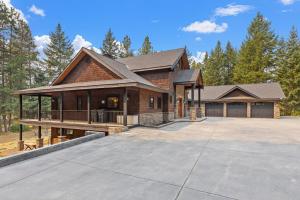 a house with a large driveway in front of it at Grand Manifest Lodge in Ronald