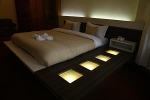 una camera da letto con un letto illuminato di Bed and Breakfast Thamel a Kathmandu