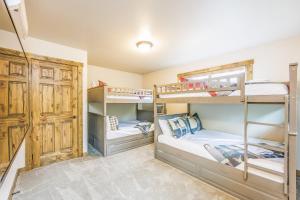 a bedroom with two bunk beds and a closet at Norwester Stay in Ronald +28 photos