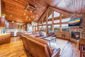 a living room with leather furniture and a fireplace at Huckleberry Hill in Ronald