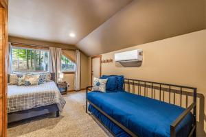 a bedroom with two beds and a window at Huckleberry Hill in Ronald +48 photos