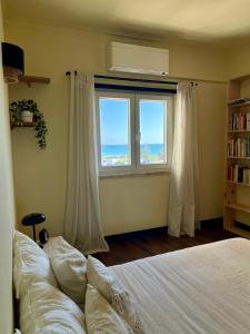a bedroom with a bed and a window at Pérola VerdeMar in Quarteira