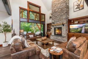 a living room with couches and a fireplace at Cabin at the Crest in Ronald