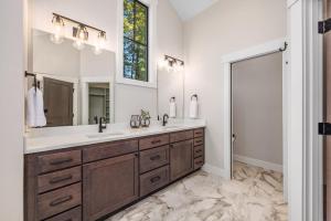 a bathroom with two sinks and a large mirror at Pine Meadow Lodge in Cle Elum +55 photos