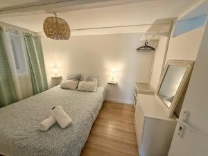 a bedroom with a bed with two towels on it at Le Spa des Laurières in Bagnères-de-Bigorre