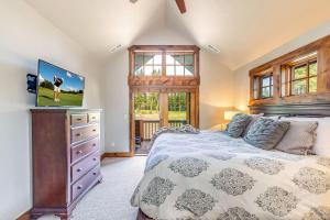 a bedroom with a bed and a flat screen tv at Twin Links in Cle Elum