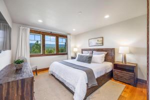 a bedroom with a large bed and a window at Ridgeview in Cle Elum