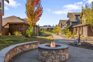 a fire pit in the driveway of a home at Ridgeview in Cle Elum
