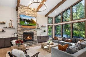 a living room with a couch and a fireplace at Whispering Woodland in Cle Elum