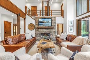 a living room with a couch and a fireplace at Par 6 Lodge in Cle Elum