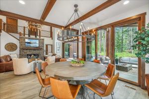 a dining room and living room with a table and chairs at Par 6 Lodge in Cle Elum